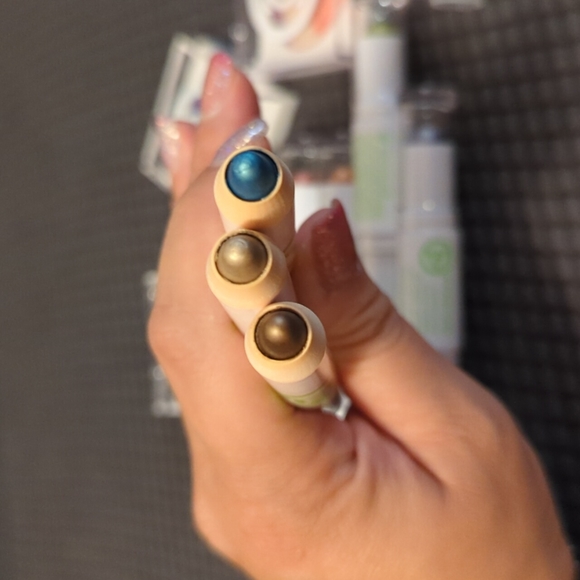 *Free* NWOT Mary Kay Make Up - Picture 3 of 5